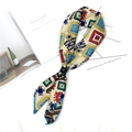 Foulard en soie satinée à motifs géométriques et boucle en cuir noir pour le coiffage - Géométrique