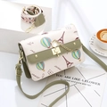 Borsa quadrata rosa chic con finiture verde oliva e tracolla larga ricamata - Verde