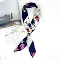 Foulard en soie à imprimé dessin animé bleu marine et crème avec boucle de réglage en cuir - Personnage Bleu Blanc