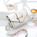 Petit sac carré blanc en similicuir avec boucle dorée et bandoulière brodée chic - Blanc