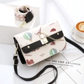 Elegante borsa a tracolla crema con stampe a tema viaggio e doppia tracolla regolabile - Nero