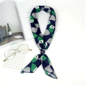 Carré de soie style peinture à l'huile abstraite bleu marine avec boucle cuir et métal - Sorcière aux Cheveux Verts
