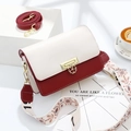 Mini sac bandoulière en similicuir beige et rouge avec fermoir trèfle et sangle fleurie - Rouge (Avec deux bandoulières)