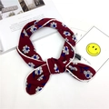 Pañuelo de seda burdeos con estampado floral y diseño de nudo sobre fondo blanco liso - Flor Pequeña Roja