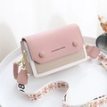 Sac à bandoulière patchwork tricolore pour femme avec large sangle imprimée - Rose