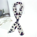 Foulard en soie rétro avec cœurs rayés colorés et boucle en cuir sur fond blanc - Cœur (Chiffon)