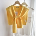 Dettaglio dello scialle in maglia a coste gialla sopra una camicia bianca - Giallo