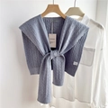 Dettaglio dello scialle in maglia a trecce blu nebbia su camicia bianca con etichetta - Grigio Argento