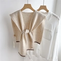 Dettaglio dello scialle lavorato a maglia color avena con bordo marrone a contrasto - Beige Impunturato