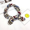 Elegante pañuelo de seda con estampado de cadena en azul marino y rojo con borde blanco y hebilla - Cadena Blanca