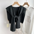 Détail d'un châle en tricot 100% laine gris foncé avec surpiqûres contrastées - 43x102cm / Noir et Gris
