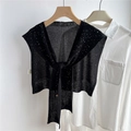 Dettaglio di scialle in maglia nera con paillettes argento e lacci anteriori - Nero