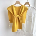 Châle en tricot de laine jaune avec bordure blanche et boucle dorée sur chemise - 43x102cm / Jaune