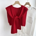 Détail du châle en tricot rouge avec couture contrastée blanche et bouton métallique - 43x102cm / Rouge