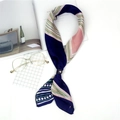 Foulard en satin bleu marine à rayures colorées et pois blancs avec boucle en cuir - Bleu Tiffany