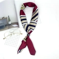 Foulard en satin de soie à rayures bordeaux avec anneau en cuir et boucle métallique - Géométrique Rouge