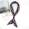 Petit foulard en soie bleu marine et orange avec boucle en cuir sur table chic - Orange Bleu