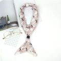 Foulard étroit en satin crème avec motifs de lapins roses et boucle de réglage en cuir - Lapin Rose