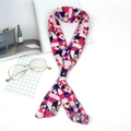 Foulard en soie géométrique rouge et bleu avec une élégante boucle en cuir noir - Géométrique (Chiffon)