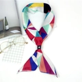 Foulard en soie géométrique abstrait avec blocs colorés et boucle noire et dorée - Géométrique Rouge Vert