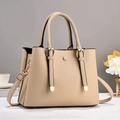 Detail van beige handtas met lychee-patroon leer en goudkleurige metalen accenten - Khaki