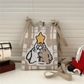 Dettaglio della borsa porta cellulare in maglia a scacchi con motivo a pinguino - Pinguino a Scacchi Cachi