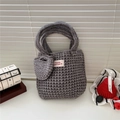 Détail du sac à main en tricot gris foncé avec étiquette fait main et breloque cœur - Gris