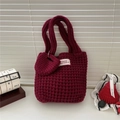 Détail de la maille du sac cabas bordeaux avec breloque coeur et étiquette tissée - Bordeaux
