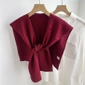 Dettaglio di scialle in maglia bordeaux con trama a nido d'ape su camicia bianca - Borgogna