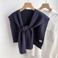 Dettaglio dello scialle in maglia grigio scuro su camicia bianca che mostra la trama - Blu navy