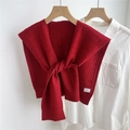 Dettaglio dello scialle in maglia rossa con trecce spesse su camicia bianca - Rosso Puro