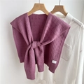 Dettaglio dello scialle in maglia viola con trecce e fiocco annodato su camicia bianca - Viola