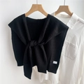 Dettaglio dello scialle nero a maglia con trecce sovrapposto a una camicia bianca a maniche lunghe - Nero