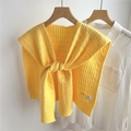 Dettaglio macro dello scialle in maglia giallo brillante con trama a treccia spessa - Giallo Brillante
