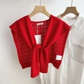 Detailaufnahme von hellrotem, rautenförmig gestricktem Schal mit gewebtem Markenetikett - Hohl-Diamanten-Stil (PJ1124) / Rot