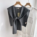 Detail of dark grey 100% wool knitted shawl featuring thick texture and vertical ribbing - 43x100cm / Dark Gray