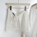 Detail van witte gehaakte mini-rok met ingewikkeld ajourpatroon en strikkoord in de taille - Eén maat / Wit