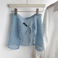 Detailopname van lichtblauwe gehaakte minirok met vetersluiting en merklabel erop - Eén maat / Blauw