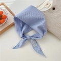 Foulard triangulaire en coton et lin à carreaux bleus avec étiquette brodée blanche - Petit Gingham Bleu Clair