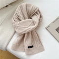 Dettaglio ravvicinato della sciarpa di lana beige con trecce e etichetta 100% lana - 20*170cm / Beige