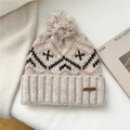 Primer plano de la textura del gorro de punto con pompón y etiqueta de cuero - Blanco Roto
