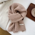 Dettaglio della sciarpa in maglia beige misto lana con etichetta del marchio BOWLOW - 173x26cm / caffè