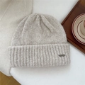 Detalle del tejido del gorro de punto color avena con etiqueta metálica de marca - Talla Única (22*25cm) / Beige (Etiqueta de Metal)