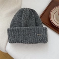 Detalle del tejido de punto del gorro de invierno gris oscuro con placa de logo metálica - Talla Única (22*25cm) / Gris (Etiqueta de Metal)