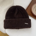 Detalle de gorro de invierno de punto grueso marrón con logotipo metálico grabado - Talla Única (22*25cm) / Marrón (Etiqueta de Metal)