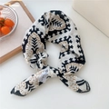 Elegante sciarpa in cotone e lino con stampa a onde bianche e nere e pizzo con accenti oro - Trifoglio Nero (15 Cotone)