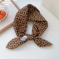 Foulard quadrato in cotone e lino giallo ocra con motivi floreali blu e pizzo - Nappina Gialla (16 Cotone)