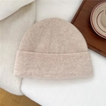 Gros plan du bonnet en laine tricotée beige avec texture douce sur un plateau en bois - Taille Unique(27*24cm) / Beige