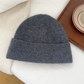 Détail d'un bonnet en laine gris foncé montrant la texture douce et les mailles fines - Taille Unique(27*24cm) / Gris