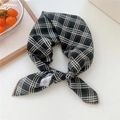 Sciarpa in cotone a quadretti bianchi e neri con bordo in pizzo marrone annodata - Griglia a Righe Nere (24 Cotone)